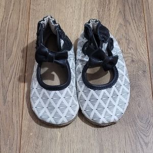Black and White Mary-Jane Robeez size 6-12 M